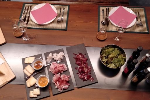 Apericena. La motzetta con olio di noci, il VdA Jambn de Bosses, lo Jambon di StOyen, il VdA Lard di Arnad. Le tome di Alpeggio, la fontina estiva, il bleu d'Aoste. Gli aceti di frutta della valle. Il pane ancora caldo. L'insalatina dell'orto.